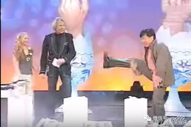 德国人调戏侮辱成龙，龙哥用拳头让德国人“服”