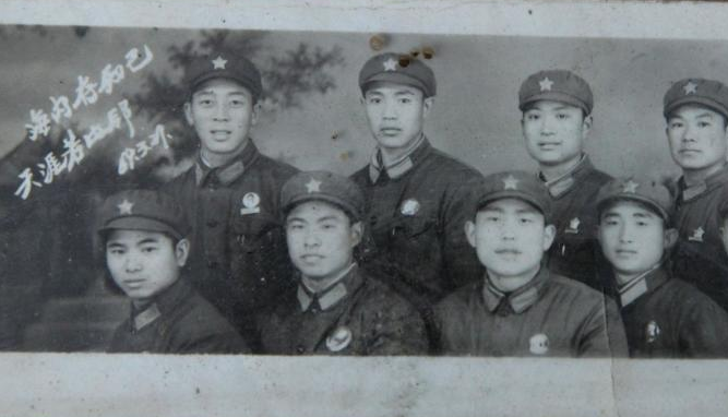 　　父亲杨大劳是个退伍军人，也是首先响应国家号召的积极分子，五十年代，洛阳市嵩县建设陆浑水库，很多库区村民搬迁到了汝州市，而当地人似乎并不欢迎他们的到来，百般刁难之后，倔犟的杨大劳，决定回家。