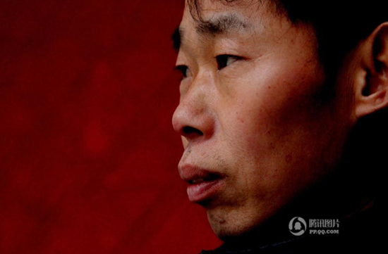 　　杨会强18岁时母亲去世，也曾外出打工，2008年，杨大劳突发脑血栓病倒，杨会强从深圳回来，作为家里的老大，义不容辞担起赡养老人的职责。因为照顾瘫痪在床的父亲，杨会强一次次推脱了村里媒人和亲戚的说媒，他说：老爹现在的样子，我打一天工，还要回来两次，谁家闺女能跟着我受苦？