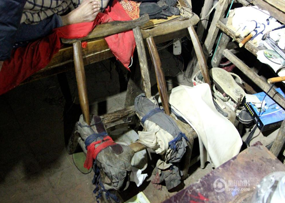　　杨大劳对儿子说，求孩子给他一包老鼠药，早点死算了，他死了，家里也就安生了。杨会强强忍着眼泪，忍着父亲的敲打，一如既往的照顾父亲，以至于四十来岁了，还没有成家。
