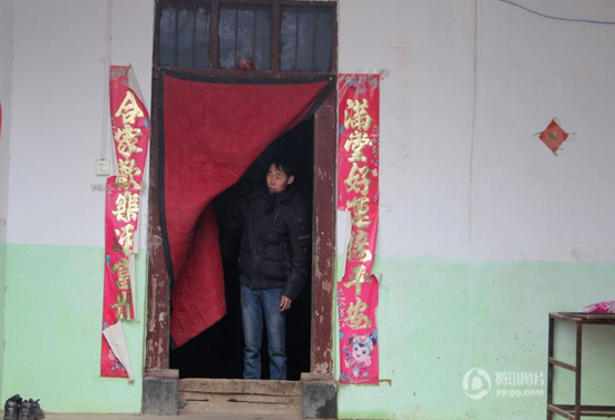 　　杨大劳不是农村的第一个，也绝对不是最后一个，农村人说“久病床前无孝子”，杨会强也想过放弃，可是毕竟是父亲，他只有坚持。对于父亲祈求早点死亡的话语，杨会强尽管心中难受，也只是当做父亲一时的气话。