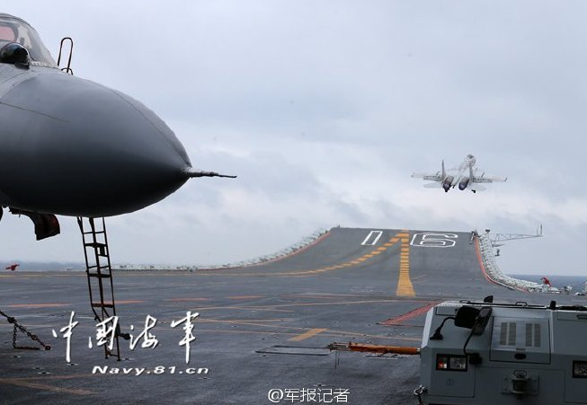 　　当天，多批多架次歼-15舰载战斗机和多型舰载直升机从航母甲板上起飞升空。这是执行跨海区训练和试验任务的辽宁舰编队在南海某海域一系列训练科目之一。连日来，中国航母编队各舰及舰载机在指挥所的高效指挥下，开展了多个项目的训练试验。