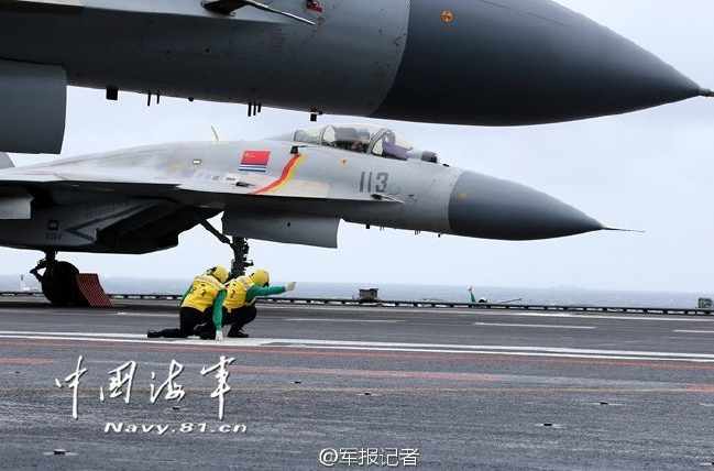 　　2日上午9时30分许，随着起飞助理郭晖和战友标准的放飞手势，歼-15舰载战斗机滑跃起飞，冲向云层低垂的天空，中国南海上空首次迎来“飞鲨”身影。自此，歼-15舰载机实现在中国四大海域起降航母！