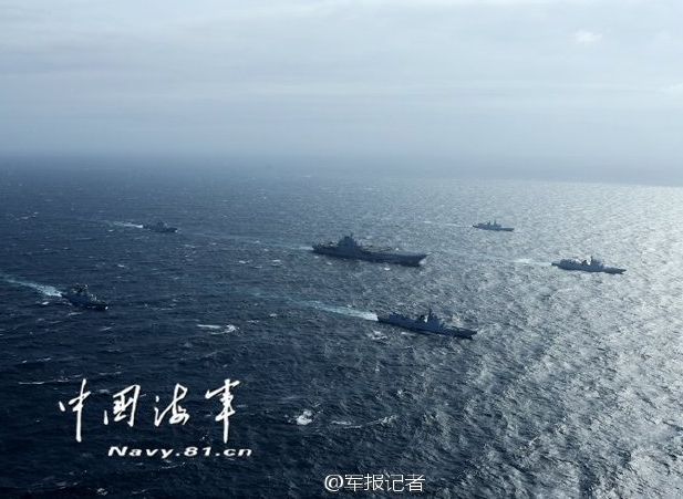 　　与渤海、黄海和东海相比，南海海域水文气象条件更加复杂，加之连日来受冷空气影响，训练海域海况较差，笔者身处排水量数万吨的辽宁舰都能感到明显的摇晃，这给舰载机起降训练带来了诸多挑战。