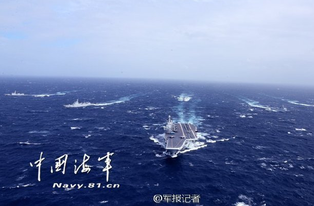 　　导弹驱逐舰长沙舰、郑州舰在辽宁舰舰艏前方依次排开，导弹驱逐舰海口舰、导弹护卫舰烟台舰分居两翼，导弹护卫舰临沂舰殿后，航母编队通过宫古海峡这一国际水道。这一天，距离辽宁舰正式入列整整4年零3个月。