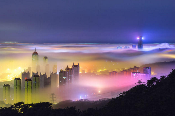 　　平流雾是一种特殊自然现象，是暖湿空气水平移动到较冷的空气层上面，下部冷却而形成的雾。多发生在冬春时节，发生地以北部沿海地区居多。