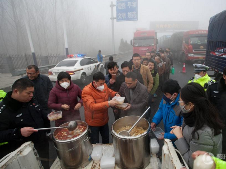 　　2017年1月4日，山东德州，京台高速德州段，由于大雾影响，京台高速北京方向鲁冀收费站附近有大约2公里左右的堵车现象。午餐时间，不少附近村民进入京台高速压车队伍中高价兜售煎饼果子、方便面、热水等。而德州高速交警为司乘人员免费提供饭菜和粥汤，得到广大司机的点赞。