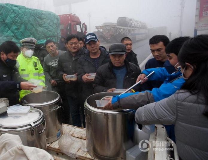 　　德州高速交警为司乘人员免费提供饭菜和粥汤，得到广大司机的点赞。