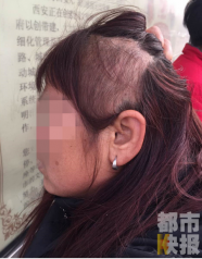 大妈公交车上大声打电话引来殴打 头发被拽掉
