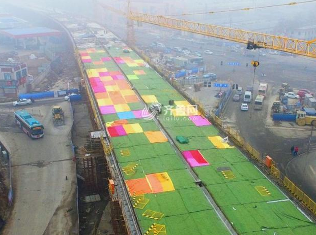 　　在济南七里山路附近顺河高架桥南施工现场一幅绚丽的画面引人驻足：在建的高架桥上，施工工人已铺上上百床彩色棉被，目测有2000多平米。