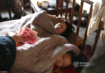 湖南女子未婚生育 带俩孩子缩被窝度日