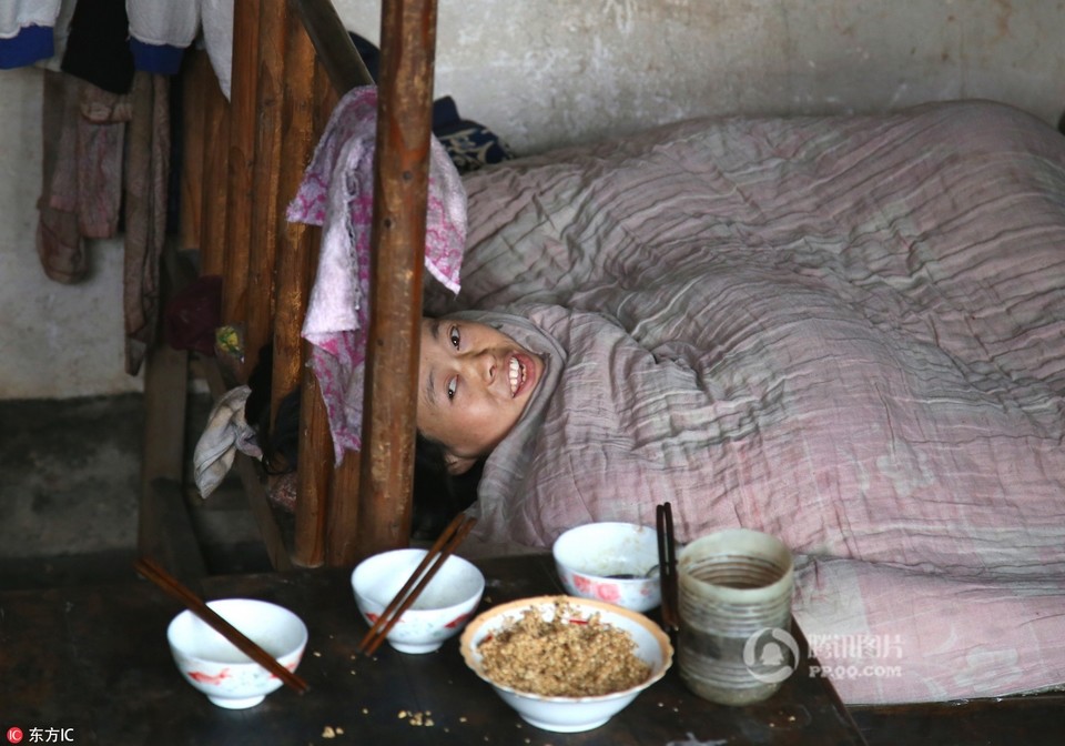 李香红所住的房内很脏，犹如很久没开门的古寺庙，她的母亲早年去世，父亲看在眼里急在心底但没办法，哥哥的家庭也不是很景气。