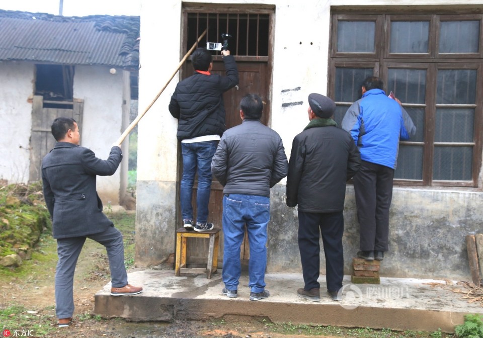 李香红带着孩子整日睡在床上，一天才吃一餐饭，有时甚至不吃，对此当地村民也是束手无策。