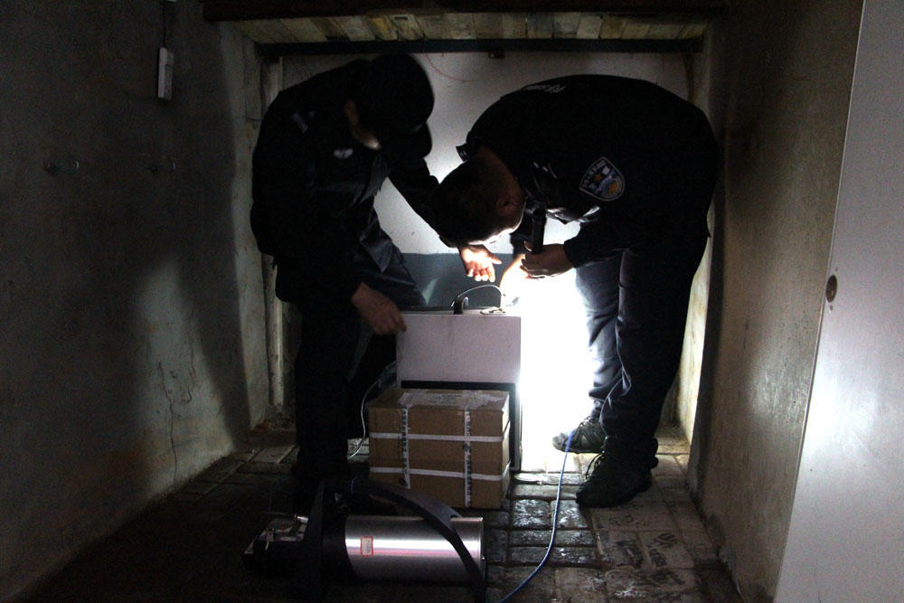 民警赶到现场后，一时也不能确定包裹内的物品到底是什么，更不敢贸然拆开包裹。于是民警紧急联系了镇江市巡特警支队的排爆专家，前来现场支援。下午3时许，镇江巡特警支队接该市公安局指挥中心指令，当即指令一个排爆小组，赶赴现场查勘情况。到达现场后，排爆警察立即疏散围观群众，将其视为可疑爆炸物品来处理。经现场研判，确定包裹内并没有可疑爆炸物品。
