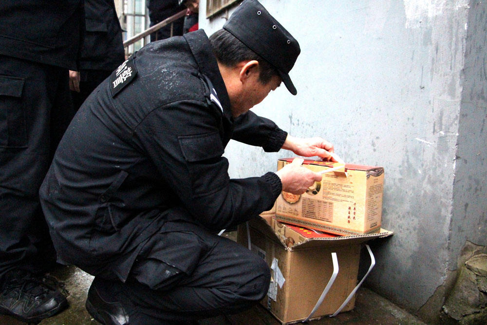 排除险情后，资深排爆警罗金芳警官对包裹进行了人工拆除。最后，发现里面竟然是10袋子1公斤装的真空包装大米，且包装完整，品相完好。至此，包括丰林在内的众人，这才松了一口气。