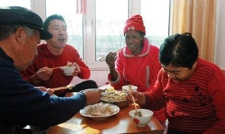 跨国恋在近些年尤为多，标志着我们的生活越来越好，也反应出我们文化的开放性和融入性。
