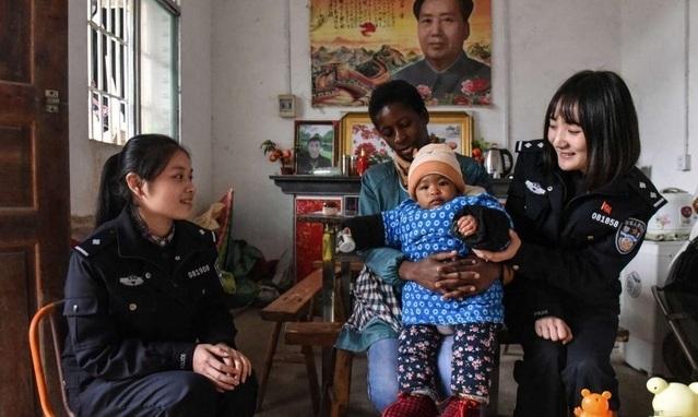 图为非洲媳妇和民警妹子的合影。