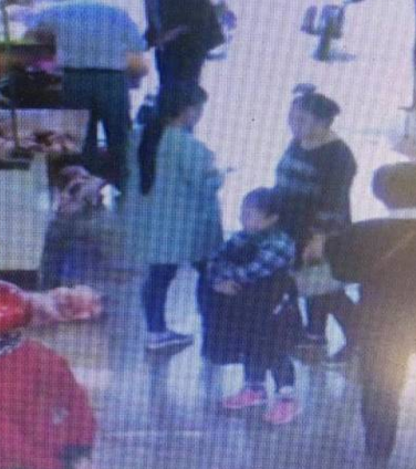 　　女童蒋某欣被临时安置在民政救助部门，琼海警方正通知湖南警方协助查找蒋某欣的监护人，将依法追究其法律责任。