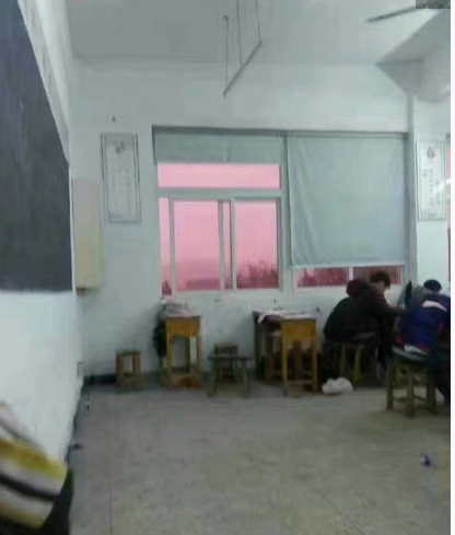 　　“粉红色”的天气现象到底是由于什么造成的？德兴市环保局一名工作人员称：“这是因为当地云层增厚，阳光折射呈现的景象。因为上空云层较厚，同时空气中水汽达到一种临界状态，当早上或傍晚，太阳光角度较低，空气中的水分较多吸收波长较短的光(绿色、蓝色、紫色)只留下波长较长的红色光和橙色光通过大气传播，折射大气后云层就会呈现这种粉红色。”
