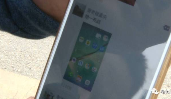 　　唐老板的大舅子，陆先生：我们做的工还有一点尾工，他们不给钱我们肯定要停工啊，停了以后他就叫外面的人把我们的工友打了。（今天之前你们有尝试别的办法来讨薪吗）我们之前也问过了，他们推三推四的。由于记者在现场无法联系上当事双方，事情是否真的就像之前工人们说的那样，还要进一步核实。民警介绍，这起事故可能已经涉及刑事案件，目前警方正在做进一步调查。