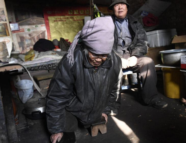 　　图为板凳奶奶在“家”中。