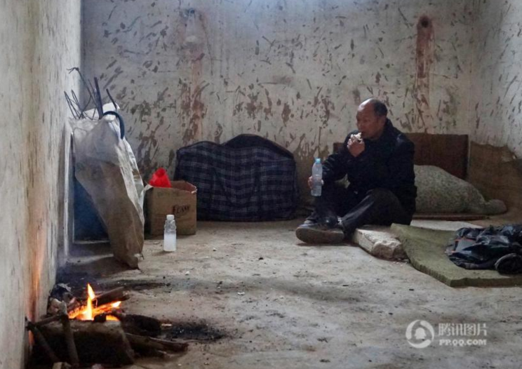 　　河南郑州西郊，一片拆迁废墟中，一对六十多岁的老夫妻住在一间被扒了一半的破屋中，就着凉水吃着馒头。老人居住的破屋中，四下透着寒风，地面铺着拾来的泡沫板“床铺”，靠墙的位置摆放着几个装着“家当”的编织袋和一个用砖头摆成的“炉子”用来烧火取暖。
