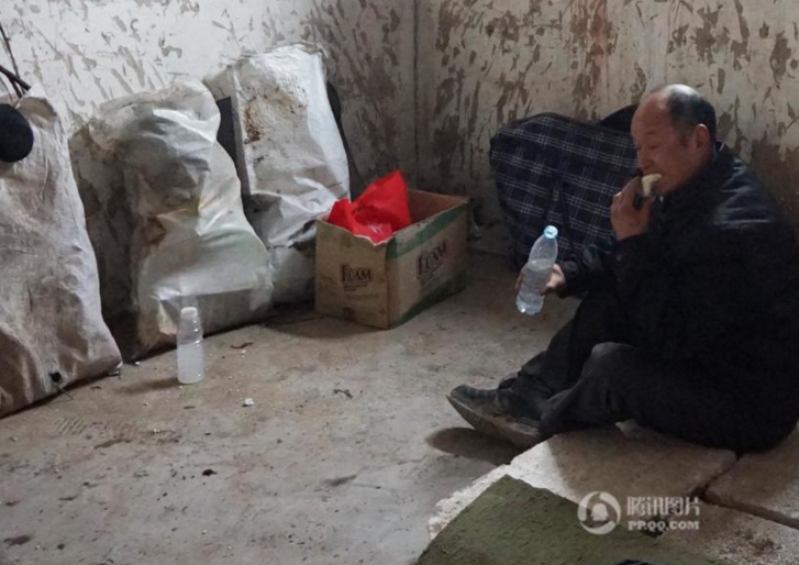　　老汉称，他叫位长明，他和老伴是从周口淮阳来郑州给孙子治病的，他今年69岁了，老伴66岁，他们7岁的孙子不幸患上了一种叫“神经母细胞瘤”的病，因为治病需要很多钱，家中的积蓄已经花光，还欠了很多债，为了继续给孩子化疗和手术，他和老伴每天砸铁丝卖钱攒钱，只为救孙子一命。