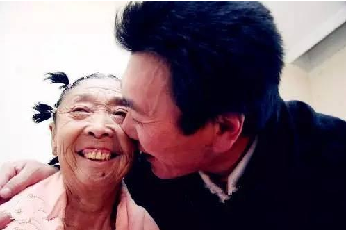 　　虽然两人相差了整整32岁，但是结婚多年以来他们的爱情还是一如既往的甜蜜。面对家人的反对，两个人远走他乡，面对旁人的指点，他们依然保持着乐观的心态去面对，仿佛在一起就是他们最大的幸福！