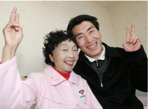 　　马玉琴和丈夫李玉成对于这次的整形手术非常的满意，两个人还幸福的合了影。马玉琴为爱整容的事件感动了很多人，李玉成还说到，等到妻子八十多岁走不动路的时候，自己毕竟还算年轻，还可以种种地，虽没啥积蓄但足以维持他们的生活。最后衷心祝愿这对相差32岁的夫妻能够一直这么幸福的走下去！