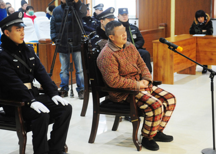 　　命案发生在界首市东城街道办事处尚庄新村村民牛军家，3名死者分别为时年35岁的牛军、他的岳母田娟、附近55岁的居民汪全，身负重伤的是牛军的妻子尚丽丽。市人民检察院起诉称，2016年2月23日15时许，王林在一家五金店购买了一把长约30厘米的木柄尖刀，随后返回牛家。他先后捅刺牛军、汪全颈部等要害部位，并多次捅刺拨打急救电话的尚丽丽和田娟，致使牛军、汪全、田娟当场死亡，尚丽丽构成重伤二级，行为已构成故意杀人罪。