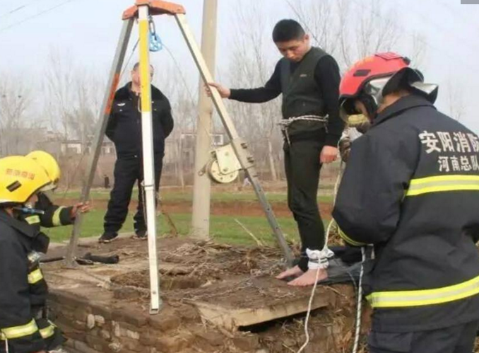 　　消防官兵火速到达场后，利用救援三角架、速差器、绳索、气瓶、头灯等抢险救援工具，着手准备救援。该中队95后战士虎越岩主动要求下井救人，指挥员根据现场情况和该同志身体条件同意虎跃岩同志的请求，并决定采取倒挂式施救。首先一边用气瓶往井下输送氧气，一边对虎越岩的安全防护装备进行佩戴检查。15时5分，虎越岩第一次下井救人，在施救过程中因为被困女子不予配合以及井下情况不明导致第一次救援受阻。15时15分，在总结第一次受阻原因和综合考虑现场情况后，虎越岩再次下井救援。在他费尽周折时，将绳索固定到被困女子身上。
