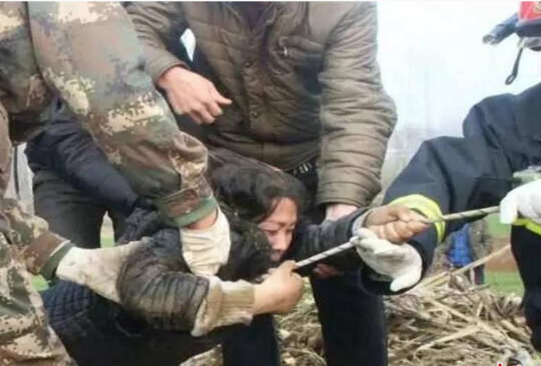 　　15时25分，虎越岩返回作业面，由于他倒挂下井救人时间过长，加之该女子在救援过程中极度不配合延误了时间，且井下氧气不足，出现一度昏厥。随后，虎越岩同志被送往医院进行检查，经过诊断，他逐渐恢复意识，所幸身体状况并无大碍。被成功救起的女子体征正常，已由家人接回去。