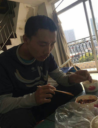 　　帖子被爆出后，有不少的网球界的热心人士都拿了食物和牛奶去探望他，毕竟他曾经为中国网球付出了自己的青春，患上抑郁症是谁都控制不住的事情，希望有热心人士能够治好他的病，让他重新开始新生活。