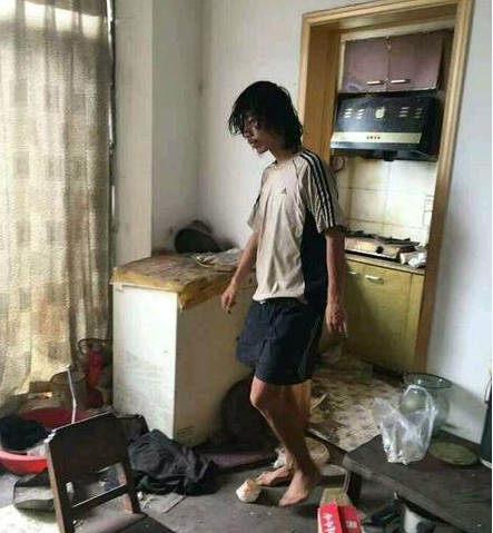 　　图为董财康在家。