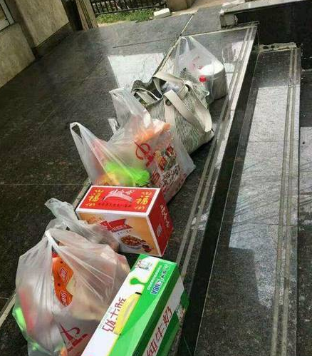 　　图为网球界人士给他送去的食品。