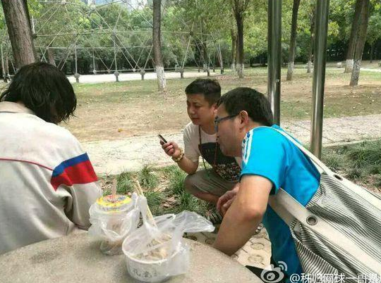 　　董财康在接受采访。