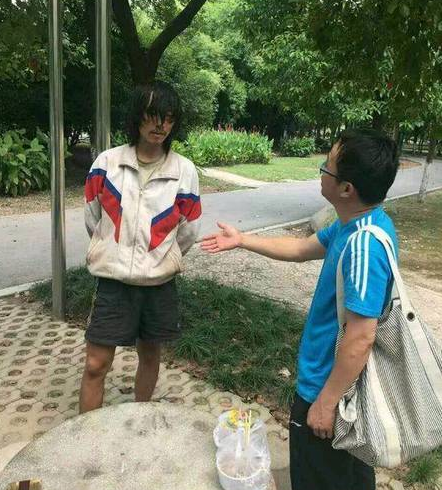 　　董财康在接受采访。
