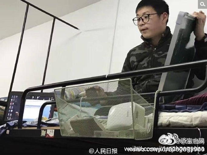 　　近日，浙江财经大学大三学生王子健在寝室开了门“考前复习”课。他坐在床的上铺，用电脑和小黑板讲解计量经济学重点难点，15名同学听得全神贯注。有同学说，这个福利只有男生能享受，女生想听只能远程视频。