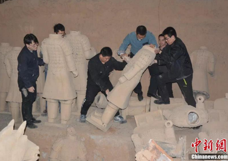 　　针对网友关注及媒体报道的“山寨兵马俑”的问题，1月11日晚，西安市，临潼区迅速出击，整合执法力量，连夜对“溯源秦皇陵”景点内的“山寨兵马俑”进行销毁。临潼区委宣传部供图。