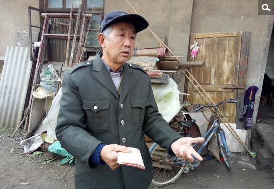 　　安徽芜湖市汤沟镇三汊河社区的代传华老人，今年68岁，全家6口人4个有精神残疾。 2009年，他帮一老板做事，代收当地农民菜籽，后老板携款潜逃，致使附近413户村民6万多斤粮油钱无法兑现，折合钱款18万多元。虽然这笔钱不应由代老出，但他总觉得老乡们当初将菜籽交给自己是出于信任，坚持要替“失信”老板还债。这8年多来，他四处打重工，一边撑起贫困的家庭，一边替老板偿债，8年来一家人几乎没沾过荤腥。目前，18万多元的债务已大部分还清。