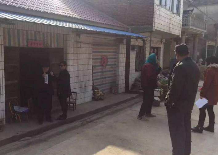 　　这次被骗让代传华仿佛一夜间老了10岁，村民们得知情况后，纷纷上门安慰他，说：“老代，这事不能全怪你，你不用为欠我们的粮油担心，我们不用你还。”代传华摇摇头说：“放心，只要我活着，一定把欠你们的都还上。”为了早点还清欠款，已经年过六旬的代传华，让妻子在家照顾病情较重的两个儿子和一个孙女，自己带上稍微正常点的二儿子开始四处打工。钟点工、勤杂工、搬运工，不管多累多脏，哪里能挣钱，就到哪里干。