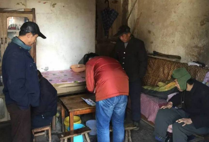 　　八个春夏秋冬，不论炎热、寒冬，代传华总是起早贪黑，没休息过一天，没买过一件像样的衣服。