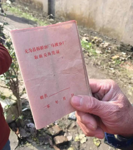 　　代传华平时也是一位乐于助人、顾全大局的人。 2016年，汤沟镇遭遇到了几十年一遇的洪水，代传华家住裕溪河南岸沿堤边，位于重点险情段。在汛期的20多个日日夜夜里，代传华主动担任义务巡堤员。为消除隐患，需对此处进行重新加固，这样一来他家就得拆除，代传华没有借机向政府提出任何额外补偿条件。