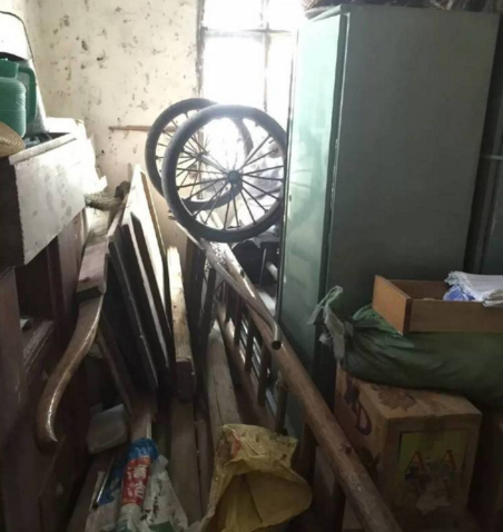 　　啥都干！钟点工、勤杂工、搬运工，代传华后来又背上了蛇皮袋，推起了小车，起早贪黑地捡拾废品。 啥都没！八个春夏秋冬，没休息过一天，没买过一件像样衣服，一家几乎没沾过荤腥。