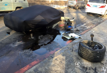 兰博基尼撞信号灯轱辘掉了 损失上百万