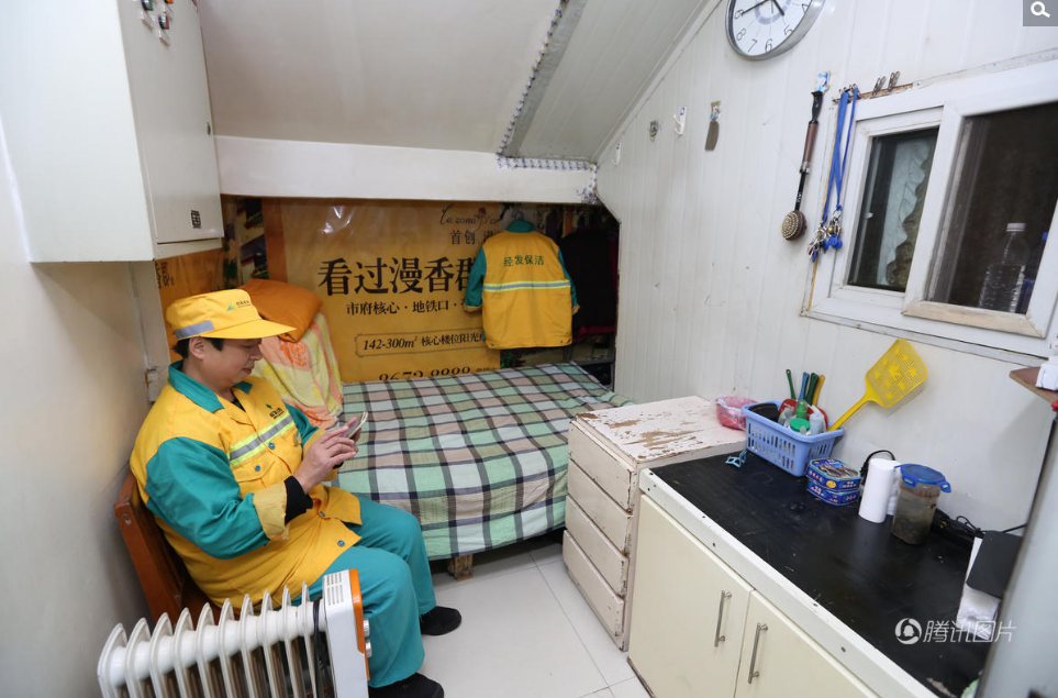 孙阿姨就住在公厕里的一个小房子里，房子虽然很小，可是收拾的很整洁。