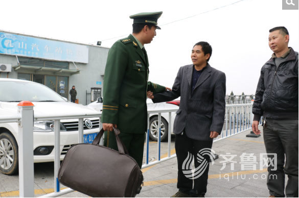 　　1月9日，周开树在南黄边防派出所为母亲开具无户籍证明后，然后带母亲来到青岛，当天下午坐上了青岛至成都的火车，坐在火车上，周开树的眼前又浮现出当年的情景，一个11岁的少年，紧紧拉着母亲的手：“妈妈，您别走，长大后我养活您……”图为周开树与南黄边防派出所民警见面。