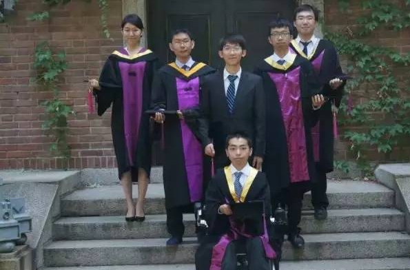 　　今年是晓沅在园子里生活的第5个年头了，如今许多同学都对这个在轮椅上的瘦弱身影不再陌生。学堂路、六教的楼梯间、大礼堂前的空地……在无数个与晓沅相遇的地方，同学们总是对他给予真挚的微笑和敬佩的眼光。这个男孩儿和他的故事已经成为清华园里让人难忘的一道风景。
