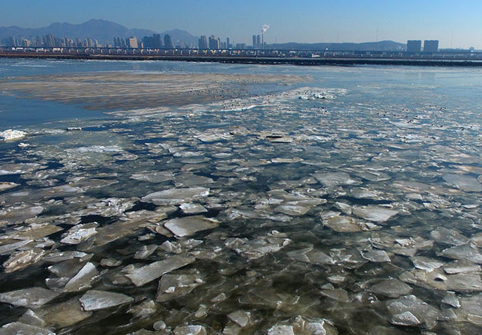 　　受持续低温和寒潮影响，渤海大连金州湾海域海冰面积继续增大，海冰距离岸边约3公里。