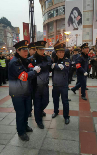 　　闻讯赶来的队友们将他送上警车去医院救治。